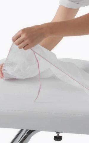 Confezione da 10 lenzuolini coprilettino monouso in TNT bianco. Dotati di elastici rinforzati agli angoli per una perfetta e rapida aderenza al lettino da massaggio, tatuaggio o medico
